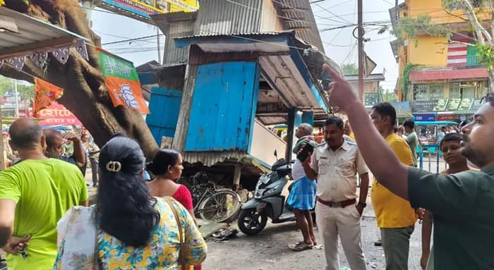 ময়নাগুড়িতে ভেঙে পড়ল গাছ, ক্ষতিগ্রস্ত ৭টি দোকান