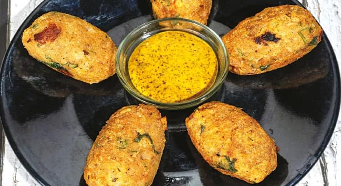টুকটাক মুখে থাক