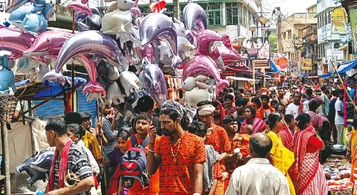 শ্রাবণ মাসের প্রথম সোমবার উপচে পড়া ভিড়, তারকেশ্বরে ভক্তদের ঢল