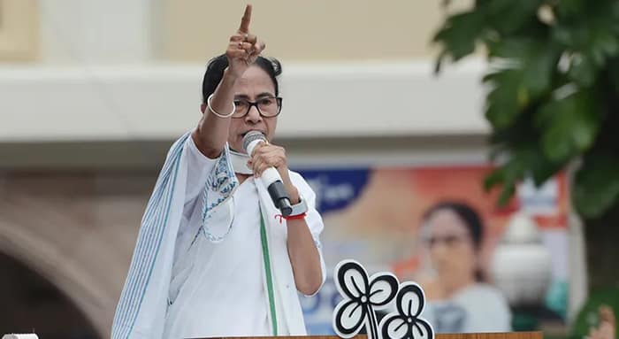 একুশের মঞ্চে বাংলা বিরোধীদের বিসর্জনের ডাক মমতার, এবার ভাষা আন্দোলন