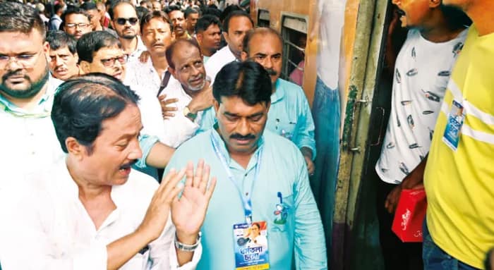 পূর্ব বর্ধমানে রদবদলের ইঙ্গিত! ধর্মতলায় ভিড় বাড়িয়ে পদে থাকার চেষ্টা নেতাদের
