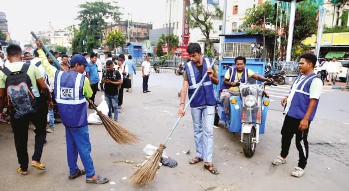 সভা শেষে রাস্তায় ৭৫০ পুরকর্মী, এক ঘণ্টার মধ্যেই ধর্মতলার আবর্জনা সাফ