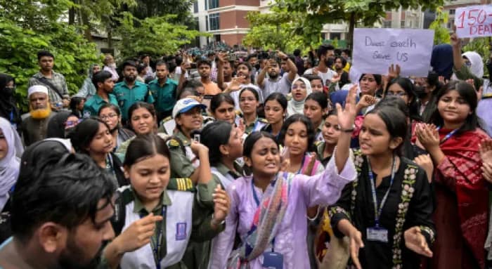 ঢাকায় বিমান দুর্ঘটনায় মৃত বেড়ে ৩১, শিক্ষা উপদেষ্টার ইস্তফার দাবিতে বিক্ষোভ, জখম ৪০