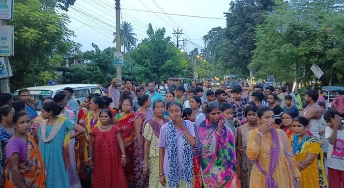ভুল চিকিৎসায় রোগী মৃত্যুর অভিযোগ, রাস্তায় দেহ রেখে বিক্ষোভ দেখালেন পরিজনরা
