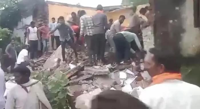 ক্লাস চলাকালীনই ভেঙে পড়ল স্কুলের ছাদ! মৃত্যু ৭ ছাত্রের, জখম ১৫-র বেশি