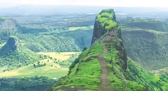 সহ্যাদ্রি পাহাড়ের কোলে সিংহগড় কেল্লা