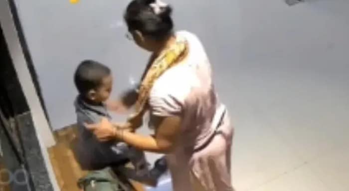১৩ তলা থেকে পড়ে শিশুর মৃত্যু