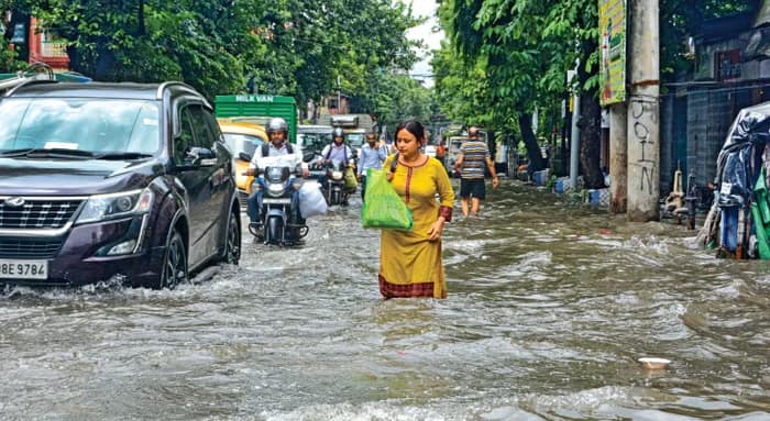 লাগাতার বর্ষণে ভাসল শহর, নিম্নচাপের ভোগান্তি আজও