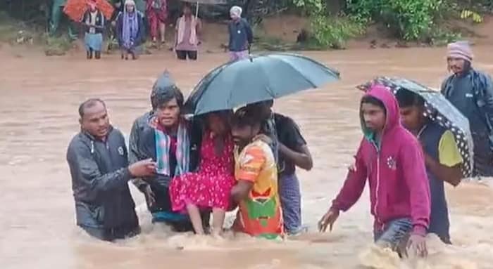 জলে ডুবেছে রাস্তা, কোলে করে হাসপাতালের পথে অন্তঃসত্ত্বা