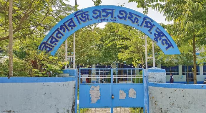 ঘর চারটে, পড়ুয়া চারশো, দরবার করা সত্ত্বেও মেলেনি নয়া ক্লাসরুম, সমস্যা রায়গঞ্জের বীরনগর জিএসএফপি স্কুলে