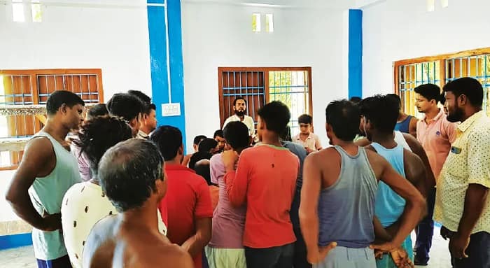 দিনহাটা: মেলে না জল, ঠিকাদার এবং ইঞ্জিনিয়ারকে ঘিরে বিক্ষোভ