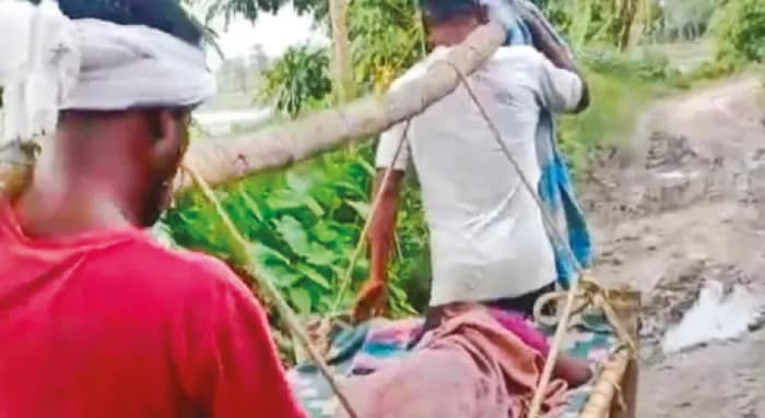 হবিবপুর: জলকাদায় ভরা রাস্তা, খাটিয়ায় চেপে হাসপাতাল থেকে বা‌ড়ি ফিরলেন রোগী