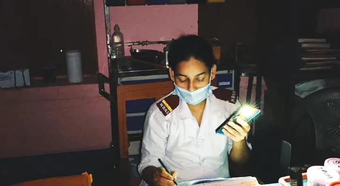 বালিহারা হাসপাতালে মোবাইলের ফ্ল্যাশ জ্বালিয়ে কাজ করলেন নার্সরা, জেনারেটর থাকলেও বিদ্যুত্ বিভ্রাটে হাঁসফাঁস দশা