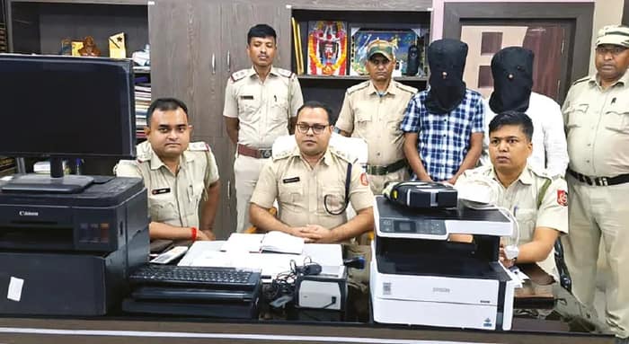 লালগোলায় বেআইনিভাবে আধার কার্ড তৈরির অভিযোগে গ্রেপ্তার দুই
