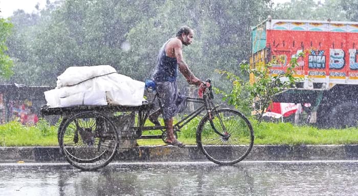 আপাতত ভারী বৃষ্টি নয়, থাকছে বন্যা পরিস্থিতির শঙ্কা দক্ষিণবঙ্গে