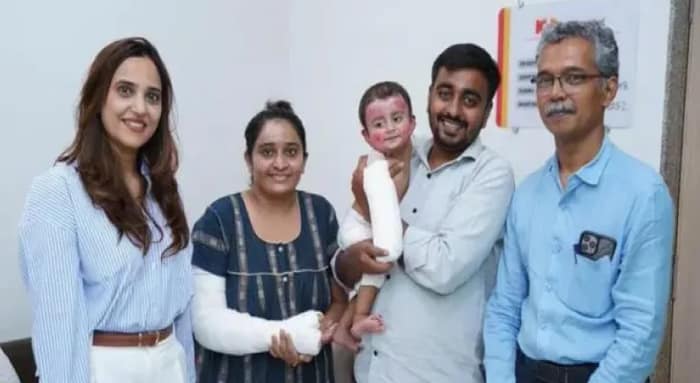 মায়ের ‘ত্বকের বন্ধন’, প্রাণরক্ষা আমেদাবাদ দুর্ঘটনায় জখম শিশুর