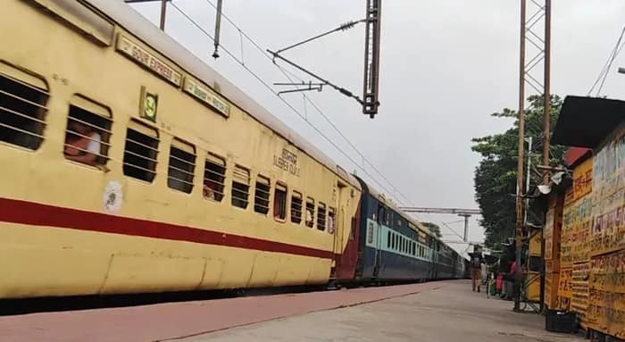 গৌড় এক্সপ্রেসের এসি কামরায় চুরি, টাকা, ফোন খোয়ালেন যাত্রী