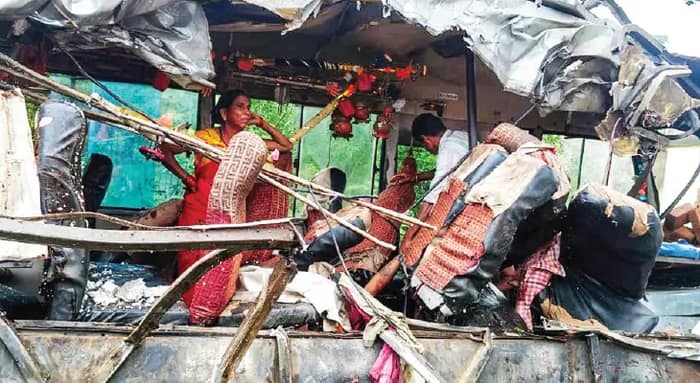 দেওঘরে বাস-ট্রাকের সংঘর্ষে মৃত ৬ পুণ্যার্থী