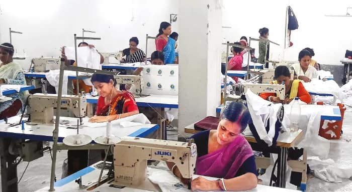 স্কুলের পোশাক তৈরি করে স্বনির্ভর কালনার কল্যাণপুরের মহিলারা