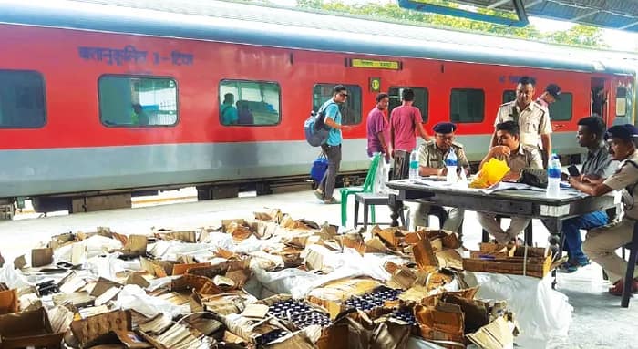 উত্তরবঙ্গ এক্সপ্রেসের পার্সেল ভ্যানে ওষুধের আড়ালে কাফ সিরাপ পাচার