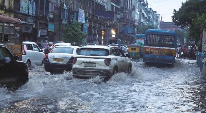 দফায় দফায় বৃষ্টিতে যানজট, ব্যবসা বন্ধ, ফের দুর্ভোগের জলছবি কলকাতায়