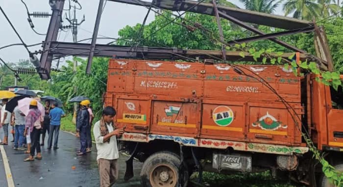 উলুবেড়িয়ায় লরির সঙ্গে মুখোমুখি ধাক্কা, জখম বাইকচালক