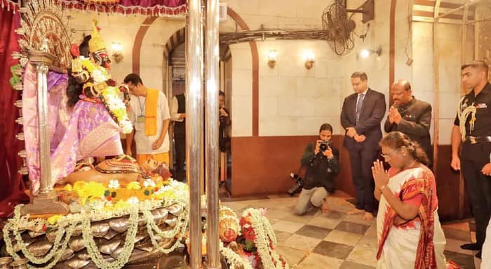 এইমসে রাষ্ট্রপতির মঞ্চেও ‘রাজনীতি’, স্বাস্থ্যে অবদান নিয়ে ‘লড়াই’ রাজ্য ও কেন্দ্রের মন্ত্রীদের