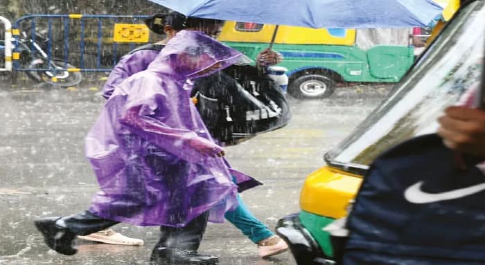 নিম্নচাপ কাটতেই ঘূর্ণাবর্ত-মৌসুমি অক্ষরেখা, জোড়া ফলায় ভাসছে শহর