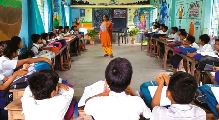 প্রাথমিক স্কুলে এবার ‘ইউ’ আকৃতির বেঞ্চ, প্রথাগত ব্যবস্থায় বদল আনল দক্ষিণ ২৪ পরগনা জেলা
