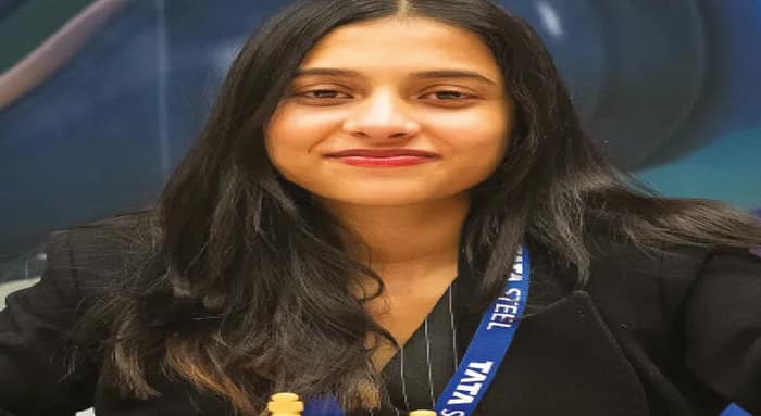 দিব্যার ব্যাগে থাকে বইও