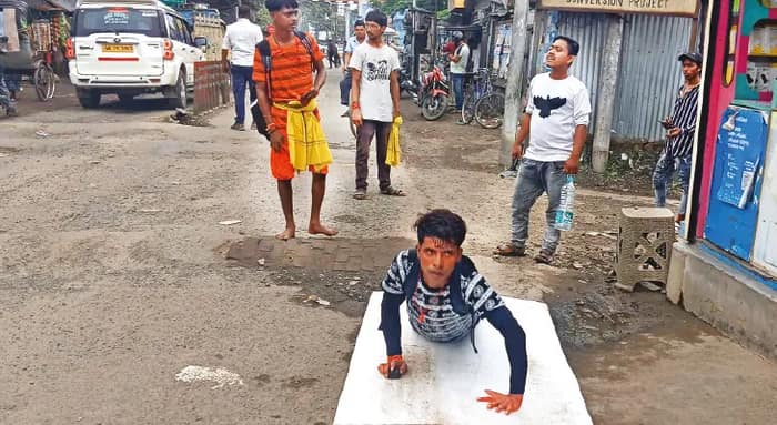 স্ত্রীকে সুস্থ করতে দণ্ডি কেটে কাটোয়া থেকে কেদারনাথের পথে মঙ্গলকোটের যুবক