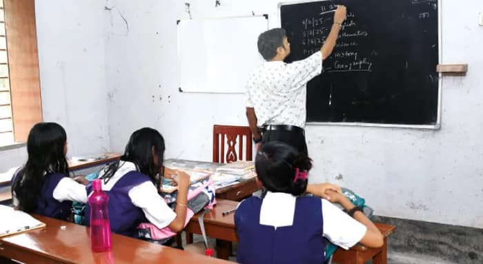 খাতায় কলমে ছাত্রছাত্রী থাকলেও, বেলা ১২ টাতেই তালা পড়ে স্কুলে