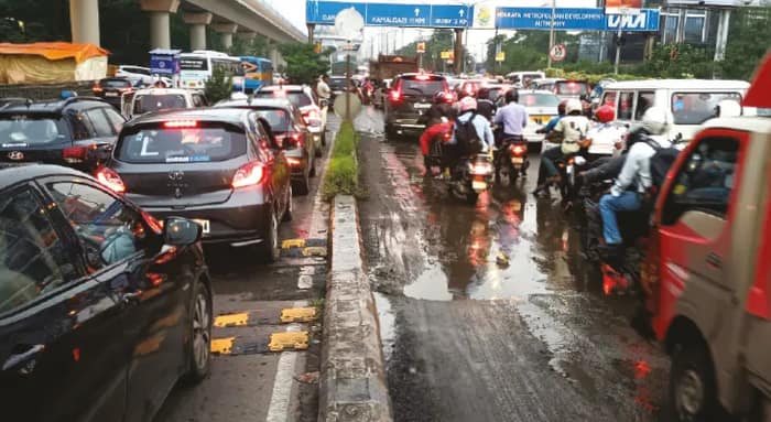 খন্দে ভরা বাইপাসে দিনভর যানজটে নাকাল আমজনতা