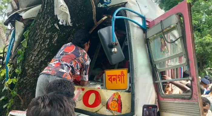 বনগাঁ-বাগদা সড়কে ভয়াবহ দুর্ঘটনার কবলে বাস! জখম কমপক্ষে ৩০, আশঙ্কাজনক একাধিক