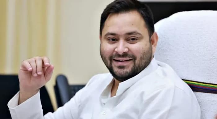বিহারে ভোটে জিতলেই প্রতি পরিবারের একজনকে সরকারি চাকরি: তেজস্বী