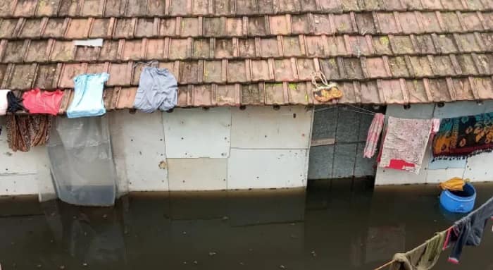 ১৫ দিন ধরে জলমগ্ন হাওড়ার খালধার পাড়া, জগাছা ঘিরেও ক্ষুব্ধ এলাকাবাসী
