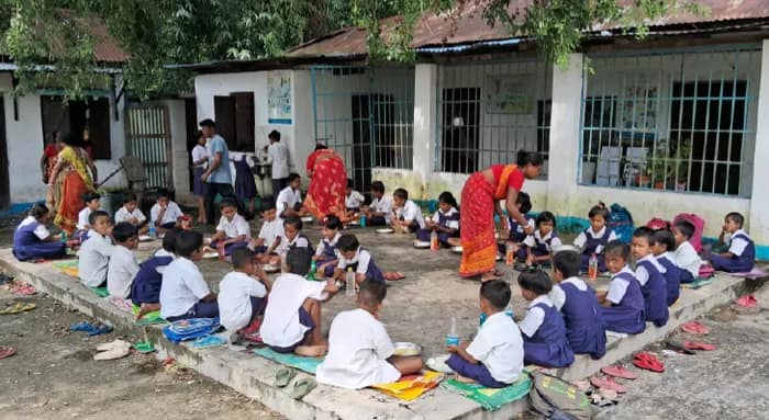 ঘর নেই, গাছতলায় বসে খেতে হয় মিড ডে মিল