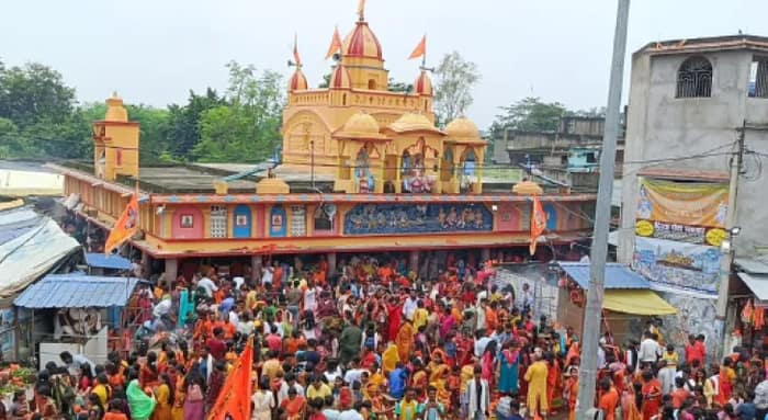 ভোলেবাবার মাথায় জল ঢালতে বাঁকুড়া ও পুরুলিয়ার শিব মন্দিরে উপচে পড়া ভিড়