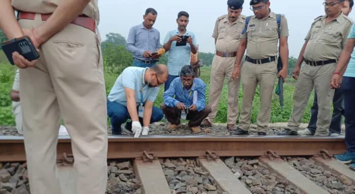 লাইনের পাশে বিকট শব্দ, থমকাল  ভুবনেশ্বর-দিল্লি রাজধানী এক্সপ্রেস, মাওবাদী বন্‌঩ধের দিনে আতঙ্ক গড়বেতায়