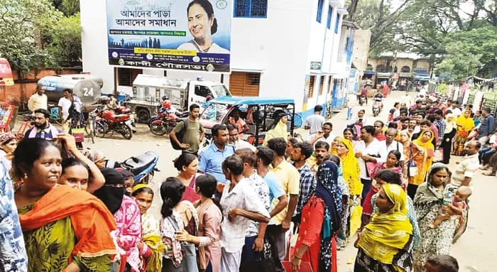 আতঙ্কের নাম এসআইআর, কান্দিতে জন্ম শংসাপত্র পেতে বাসিন্দাদের লাইন