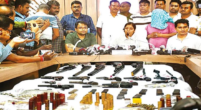 নাইন এমএম, সেভেন এমএম সহ ১৫টি আগ্নেয়াস্ত্র, হাজার রাউন্ড কার্তুজ! রহড়ার অভিজাত আবাসনে অস্ত্রের পাহাড়