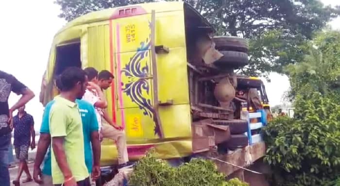 দেওয়ানদিঘিতে বাস উল্টে মৃত ১, জখম প্রায় ৪০