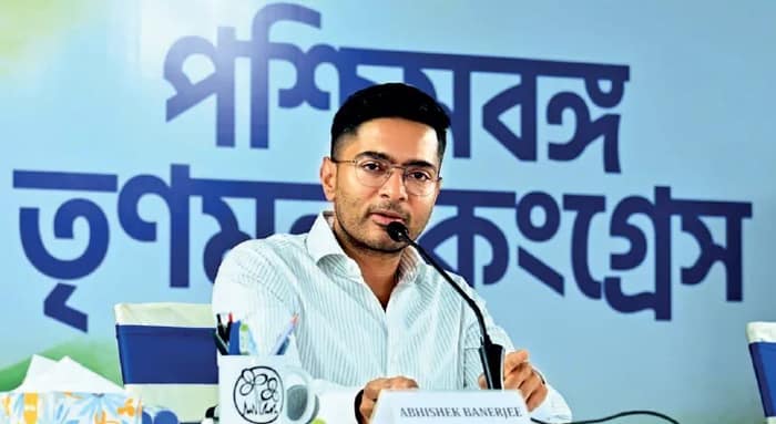 ‘আমাদের পাড়া’য় গিয়ে ছবি তুলে উধাও নেতারা, অভিষেকের বৈঠকে তুলোধনা, শোরগোল