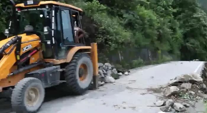 রাস্তা-সেতু উধাও, চ্যালেঞ্জ নিয়েই উত্তরাখণ্ডে উদ্ধারকাজ