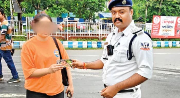 রিকশওয়ালার সততা, ফেলে যাওয়া আইফোন পেলেন তরুণী