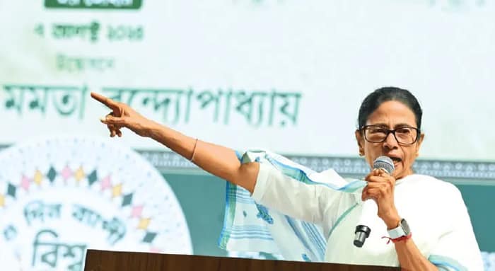 এনআরসির ষড়যন্ত্র: মমতা, ‘প্রকল্পের ভুয়ো ফর্মে সই করিয়ে নাম বাদ’