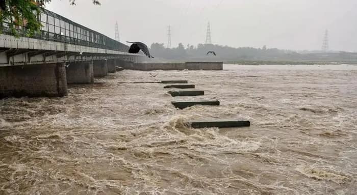 বিপদসীমা ছুঁয়েছে যমুনা,  বন্যার আশঙ্কা দিল্লিজুড়ে