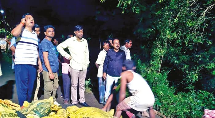 গভীর রাতে ফাটল দ্বারকা নদের বাঁধে, রাত জেগে বাঁধ মেরামতি