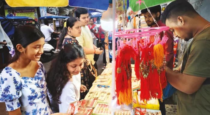 দেবতার জন্য ফুলের রাখি কিনতে নবদ্বীপের পোড়ামাতলায় ভিড়