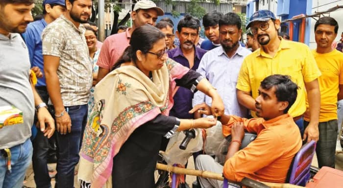 রাখি পরিয়ে বাংলাভাষাকে অপমানের প্রতিবাদ